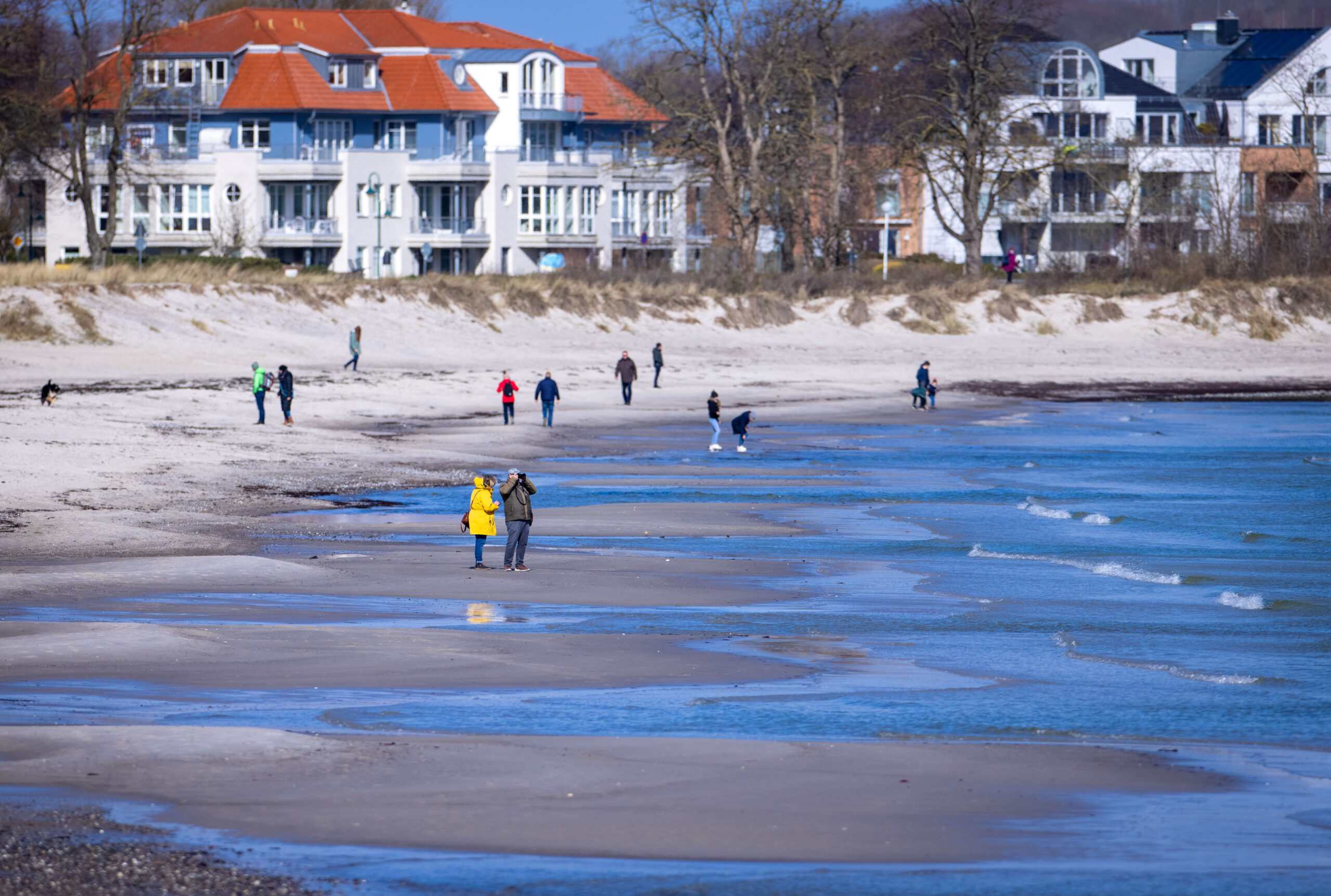 Spaziergänger am Ostseestrand