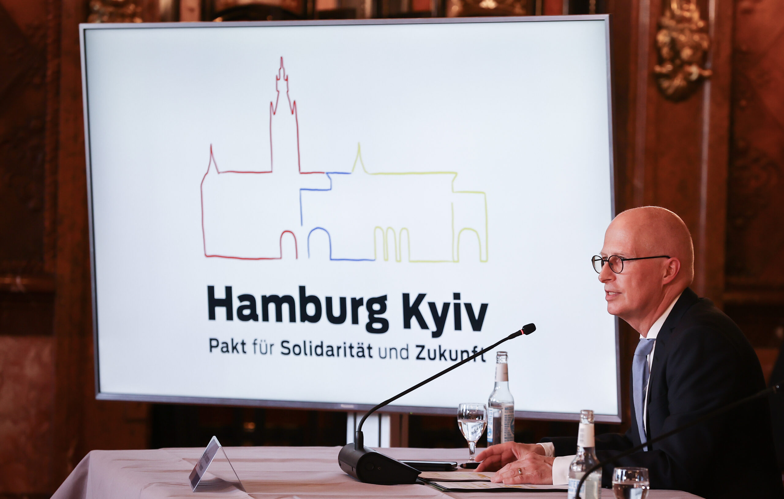 Hamburgs Erster Bürgermeister Peter Tschentscher (SPD) spricht auf einer Pressekonferenz zum „Pakt für Solidarität und Zukunft“ im Kaisersaal im Rathaus. (Archivbild)