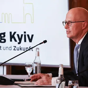 Hamburgs Erster Bürgermeister Peter Tschentscher (SPD) spricht auf einer Pressekonferenz zum „Pakt für Solidarität und Zukunft“ im Kaisersaal im Rathaus. (Archivbild)