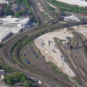 Blick auf den Diebsteich (l) und die neue Mitte Altona. Am Diebsteich soll der neue Bahnhof Altona entstehen.
