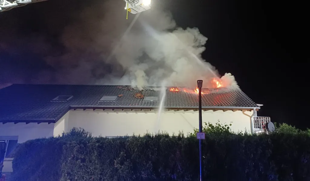 Einsatzkräfte der Feuerwehr sind bei einem Brand eines Einfamilienhauses im Einsatz.