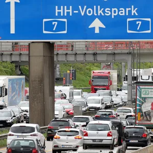 Nur langsam kommen die Fahrzeuge auf der Autobahn A7 vor dem Elbtunnel voran.