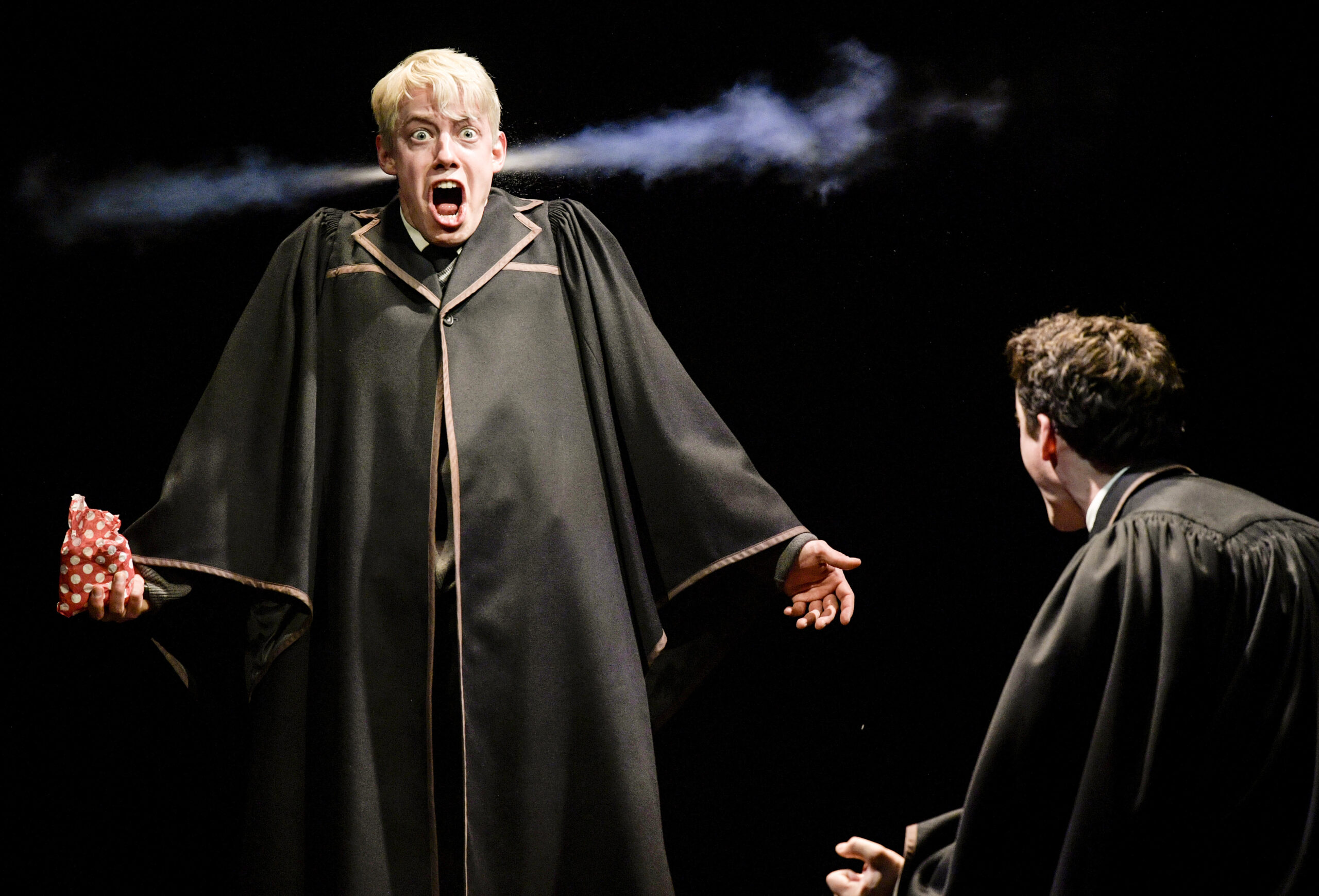 Mathias Reiser (als Scorpius Malfoy, l) und Vincent Lang (als Albus Potter) stehen bei der Fotoprobe des „Harry Potter und das verwunschene Kind“ in einer Szene auf der Bühne „mehr!-Theater“.