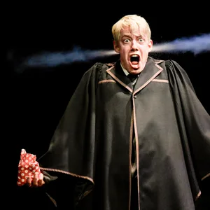 Mathias Reiser (als Scorpius Malfoy, l) und Vincent Lang (als Albus Potter) stehen bei der Fotoprobe des „Harry Potter und das verwunschene Kind“ in einer Szene auf der Bühne „mehr!-Theater“.