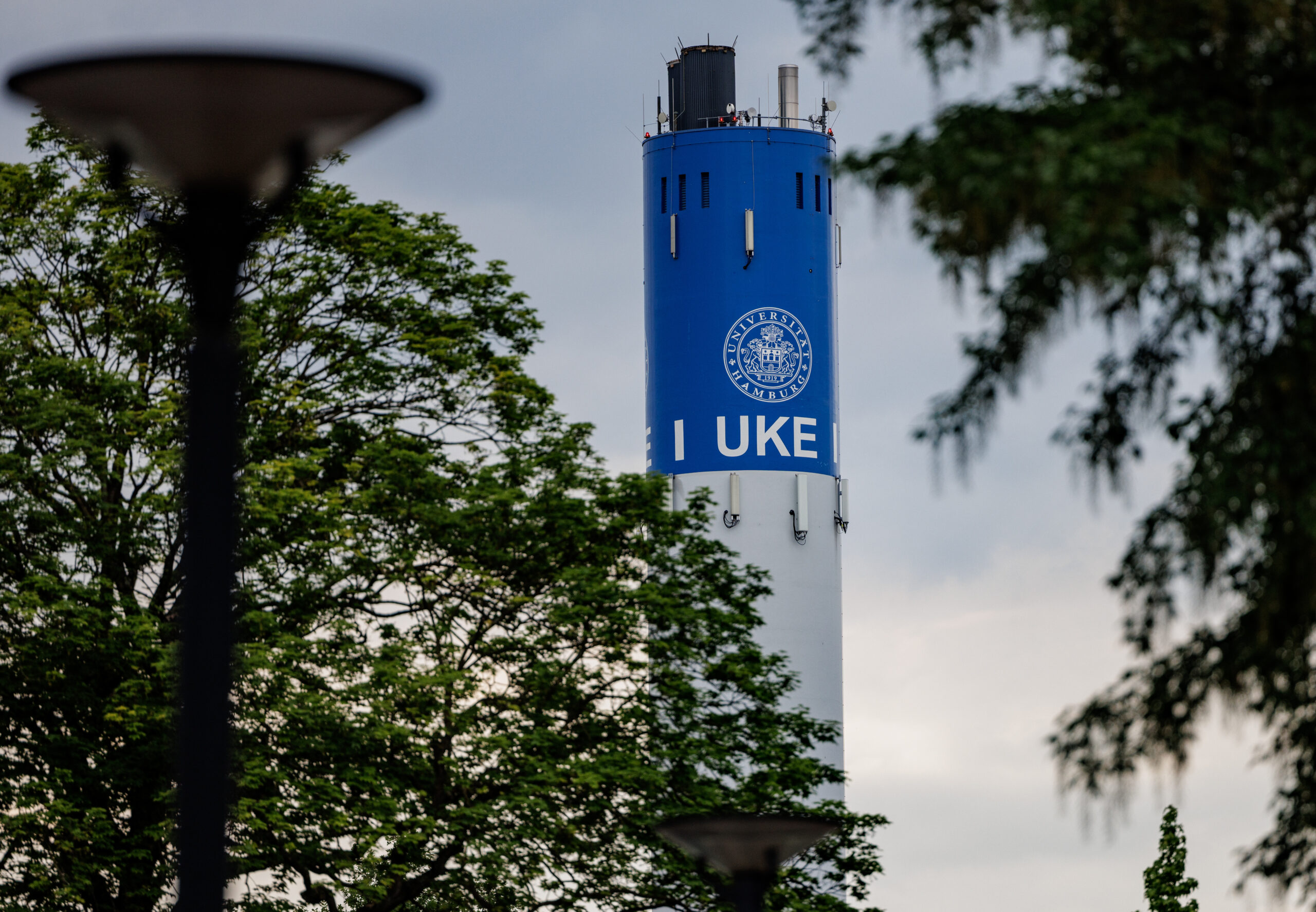 Das Logo des UKE - Universitätsklinikum Hamburg-Eppendorf - ist auf einem Schornstein auf dem Gelände zu sehen.