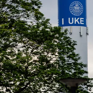 Das Logo des UKE - Universitätsklinikum Hamburg-Eppendorf - ist auf einem Schornstein auf dem Gelände zu sehen.