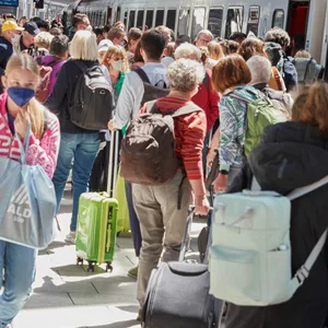 Viele Reisende warten auf einem Bahnsteig im Hauptbahnhof vor einem IC - Zug mit Richtung Westerland (Sylt).
