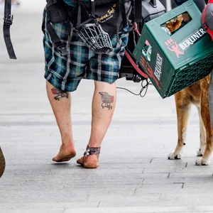 Ein Gruppe Punks schlendert durch die Fußgängerzone von Westerland auf Sylt.