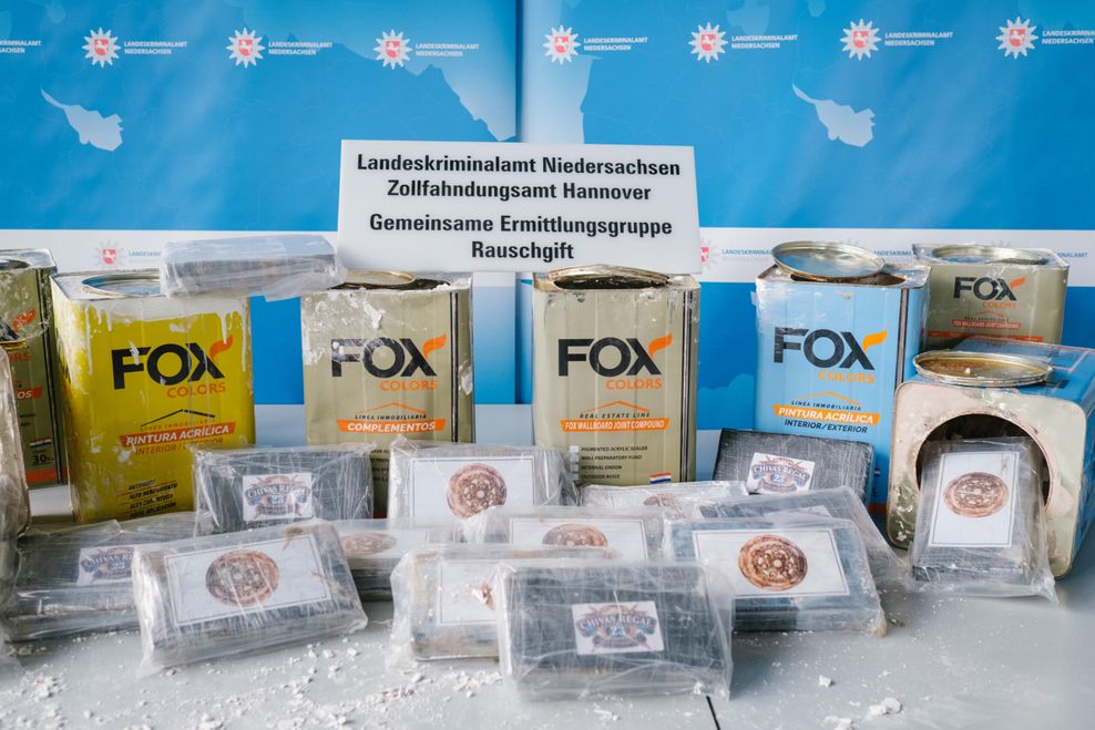 16 Kilogramm beschlagnahmtes Kokain liegen während einer Pressekonferenz im Landeskriminalamt Niedersachsen neben Dosen mit Spachtelmasse.