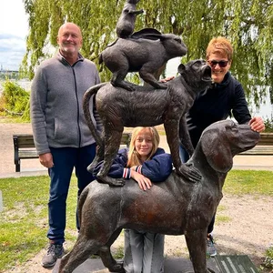 Passanten am Mahnmal an der Außenalster