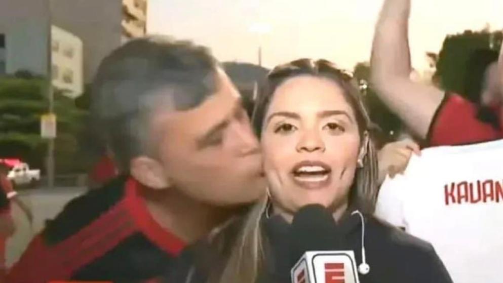 Flamengo-Fan küsst TV-Reporterin