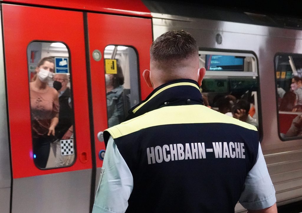 Mitarbeiter der Hochbahn bei der Maskenkontrolle