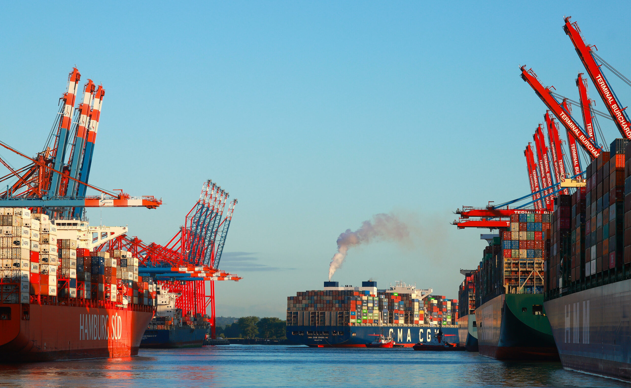 Das Containerschiff CMA CMG Zheng He der Reederei CMA CMG legt am Containerterminal Eurogate im Waltershofer Hafen an.