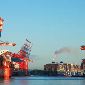 Das Containerschiff CMA CMG Zheng He der Reederei CMA CMG legt am Containerterminal Eurogate im Waltershofer Hafen an.