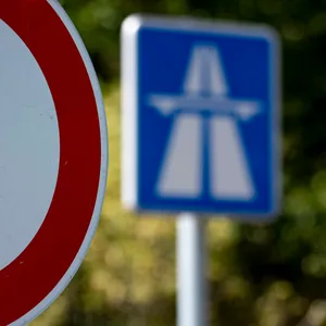 Auf der A210 in Richtung Rendsburg sind am Wochenende Bauarbeiten geplant. (Symbolbild)