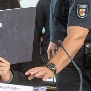 Blick in den Gerichtssaal im Landgericht Neubrandenburg, in dem auch die Angeklagten sitzen.