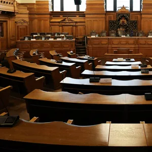 Blick in den leeren Plenarsaal vor einer Sitzung des Parlamentarischen Untersuchungsausschusses „Cum-Ex“ der Hamburgischen Bürgerschaft im Rathaus. (Archivfoto)