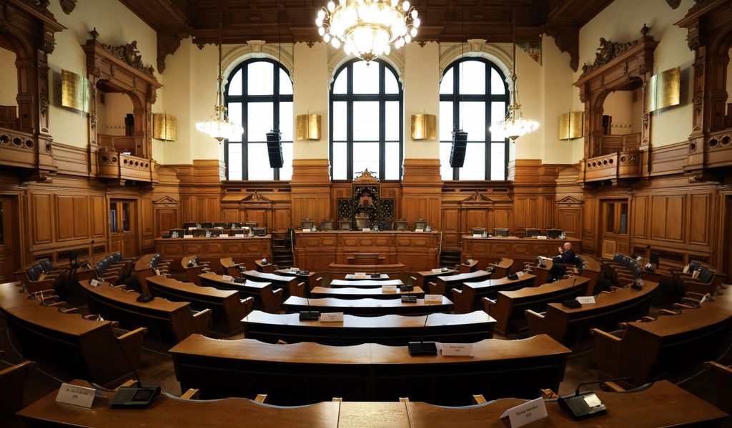 Blick in den leeren Plenarsaal vor einer Sitzung des Parlamentarischen Untersuchungsausschusses „Cum-Ex“ der Hamburgischen Bürgerschaft im Rathaus. (Archivfoto)