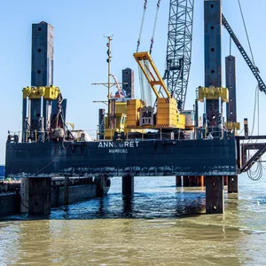 Ein LNG-Terminal stellt Deutschland in Wilhelmshaven fertig, weitere in Brunsbüttel und Stade sollen folgen.