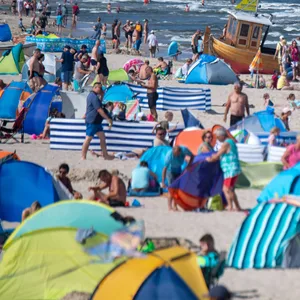 Urlauber am Strand auf der Ostseeinsel Usedom