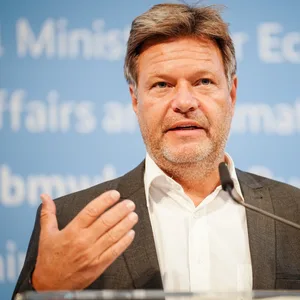 Habeck spricht in ein Mikrofon