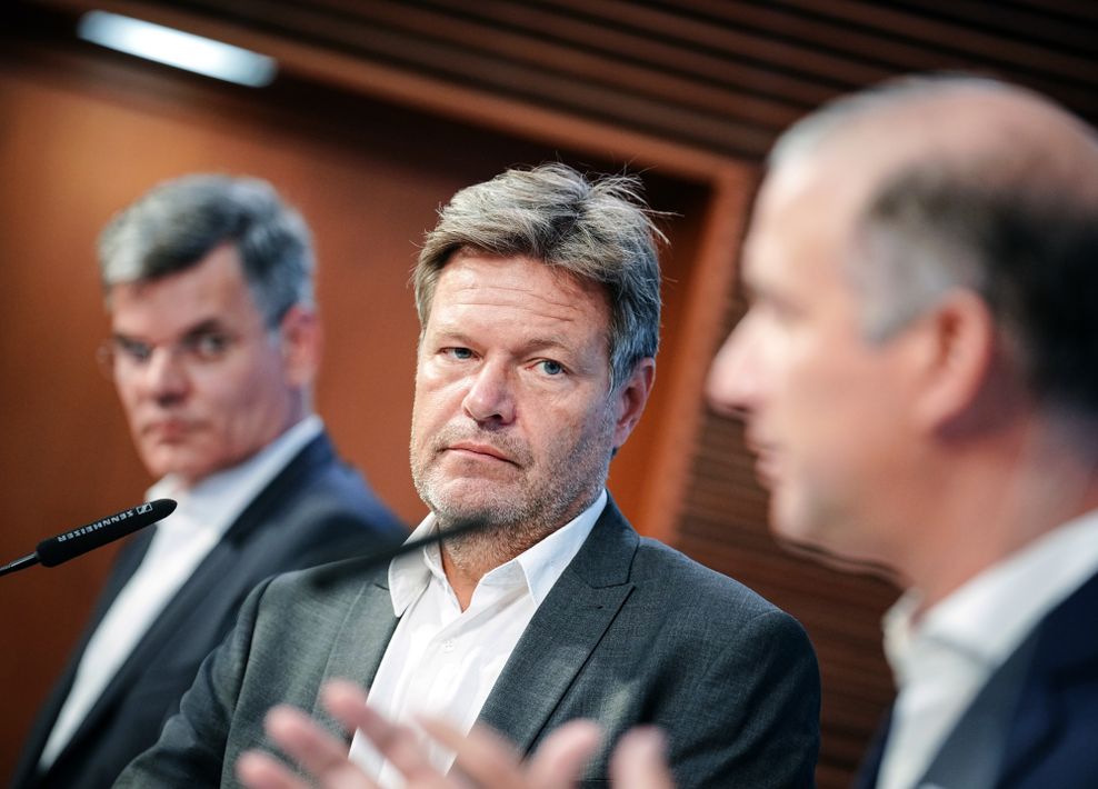 Bundeswirtschaftsminister Robert Habeck (m., Grüne), gab eine Pressekonferenz zusammen mit Tree Energy-Chef Marco Alvera (r.) und EON-Vertreter Gabriel Clemens.