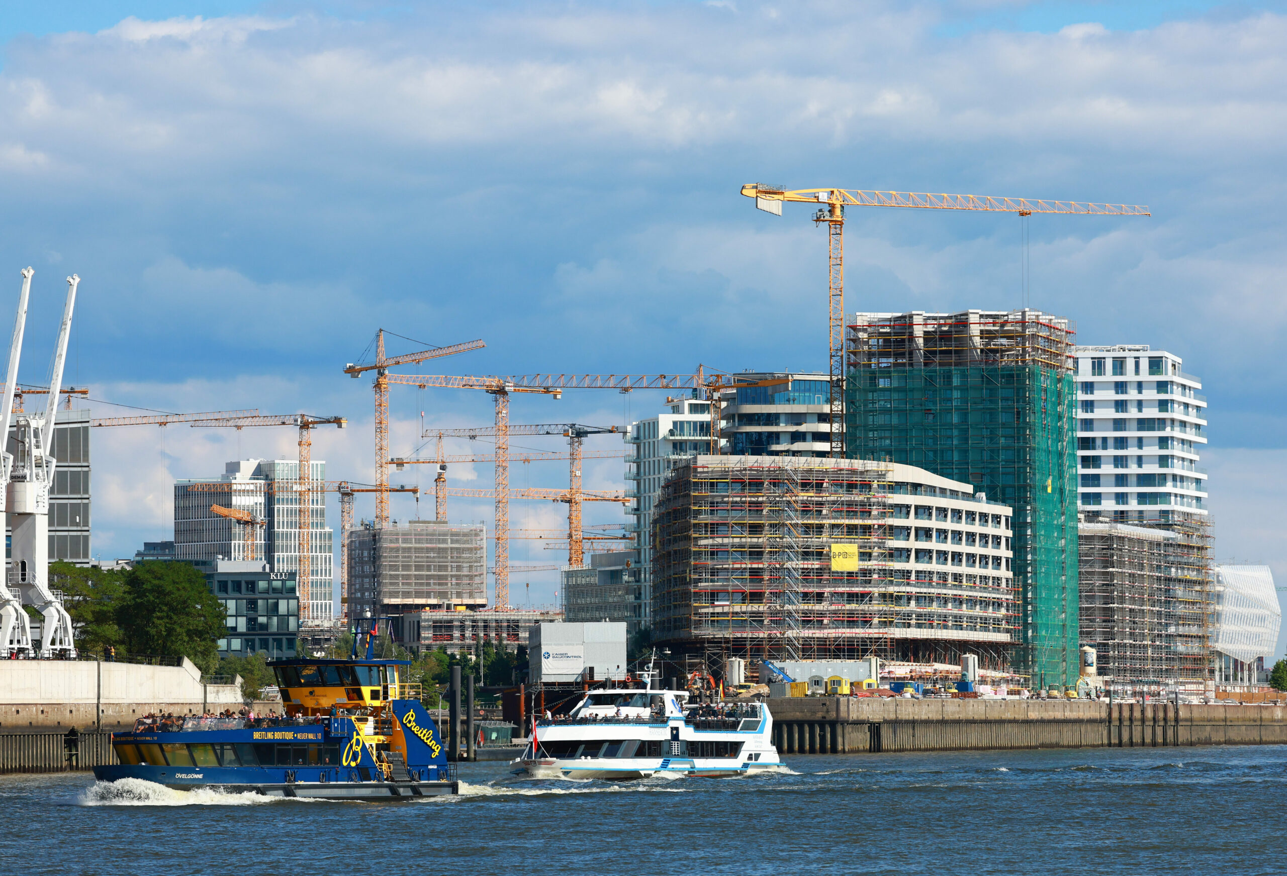 Zahlreiche Baukräne sind an verschiedenen Baustellen in der Hafencity zu sehen.