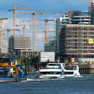 Zahlreiche Baukräne sind an verschiedenen Baustellen in der Hafencity zu sehen.