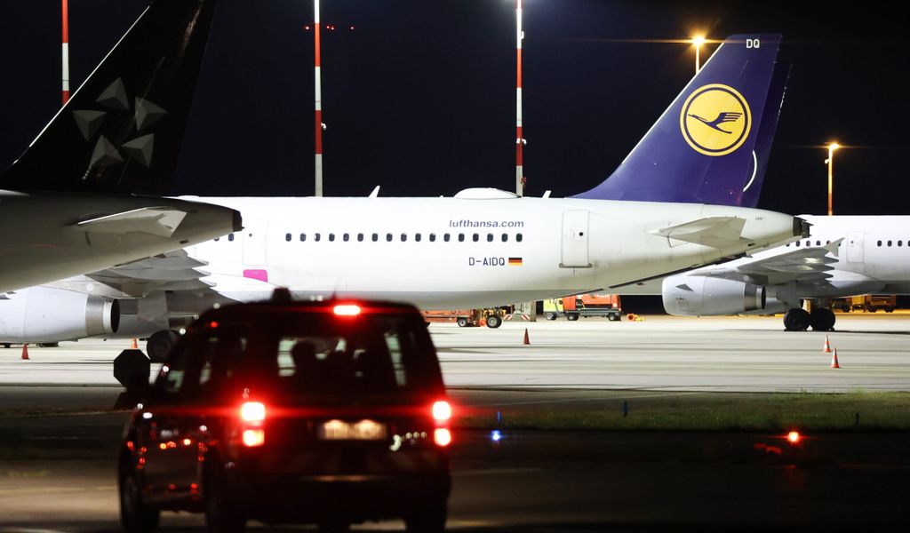 Ein Lufthansa-Flugzeug am Hamburg Airport. (Symbolbild)