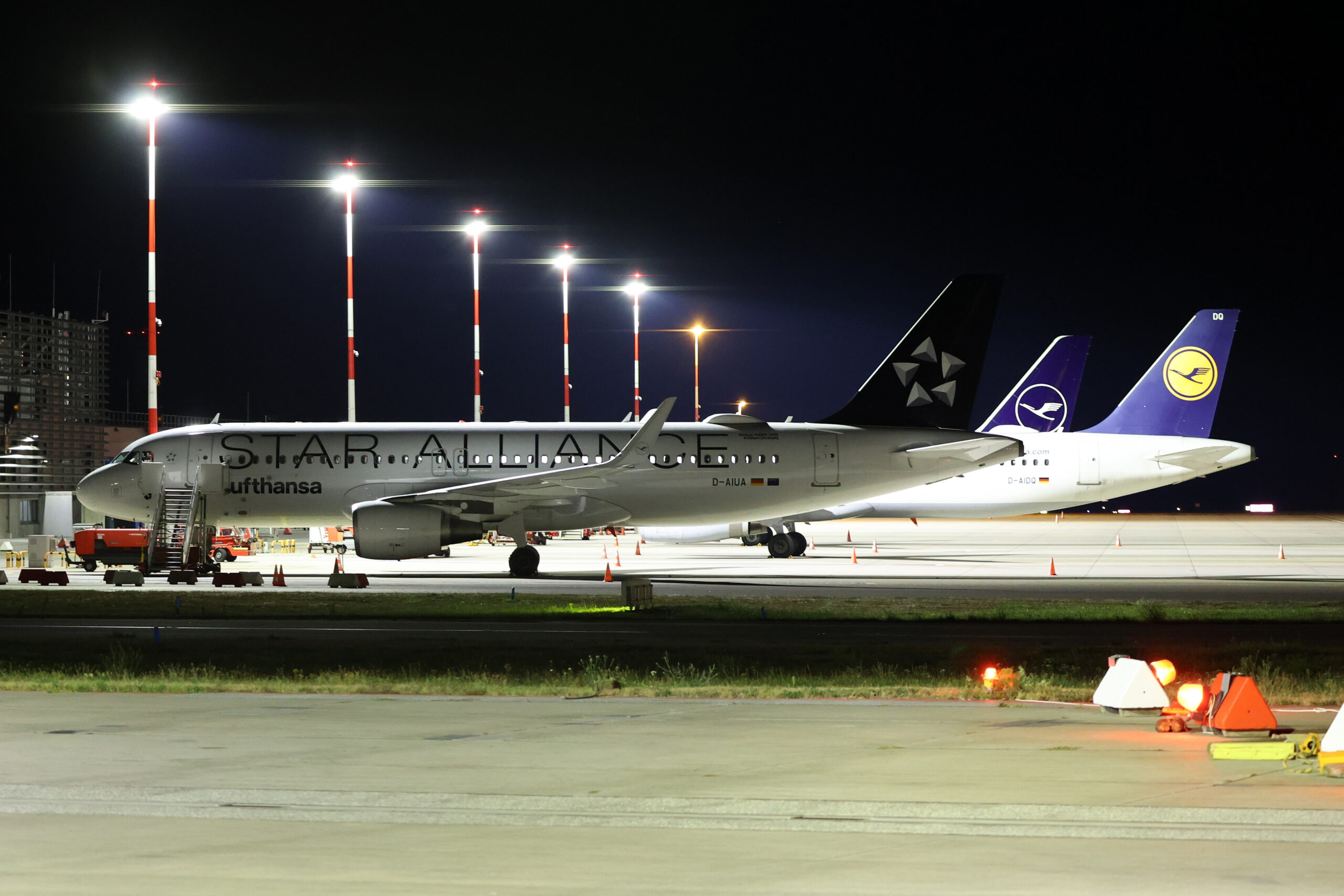Passagiermaschinen der Lufthansa stehen auf dem Gelände des Flughafens Hamburg. (Symbolbild)