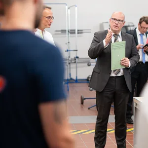 Ties Rabe (M, SPD), Bildungssenator von Hamburg, spricht während eines Pressetermins mit Schülern der Beruflichen Schule für Holz, Farbe und Textil.