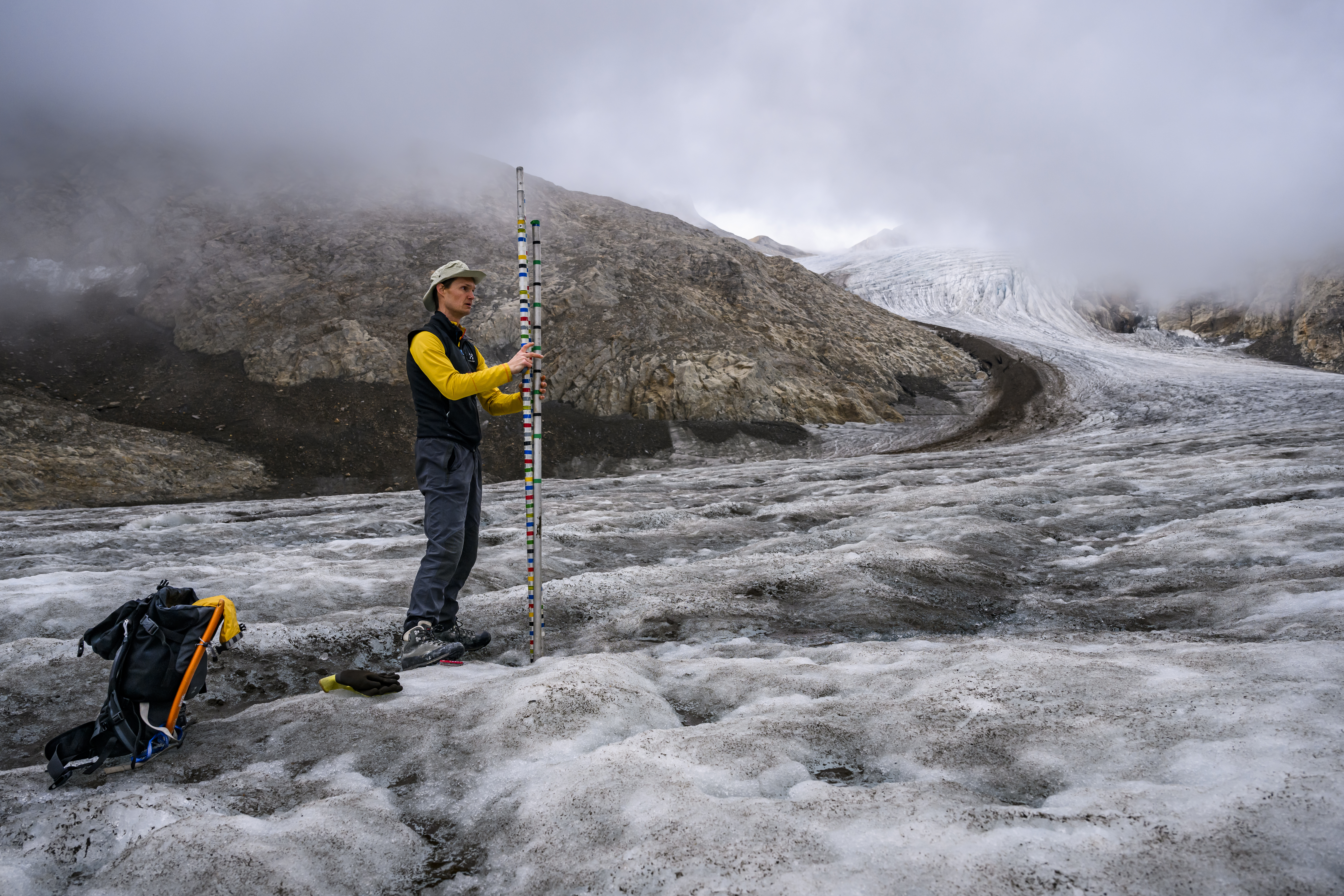 Matthias Huss, Glaziologe an der Eidgenössischen Technischen Hochschule Zürich (ETH Zürich), führt im Wallis Messungen der Eisschmelze auf der Zunge des Griesgletschers durch.