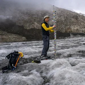 Matthias Huss, Glaziologe an der Eidgenössischen Technischen Hochschule Zürich (ETH Zürich), führt im Wallis Messungen der Eisschmelze auf der Zunge des Griesgletschers durch.