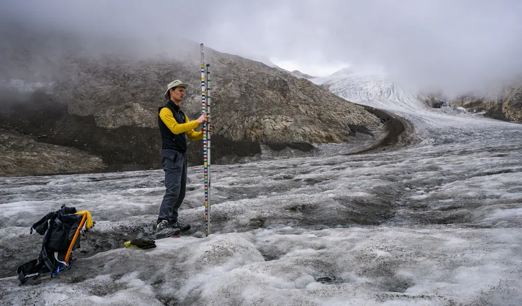 Matthias Huss, Glaziologe an der Eidgenössischen Technischen Hochschule Zürich (ETH Zürich), führt im Wallis Messungen der Eisschmelze auf der Zunge des Griesgletschers durch.