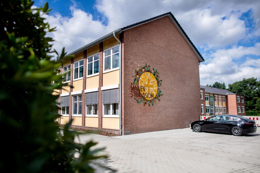 Blick aufs Gebäude des Gymnasiums