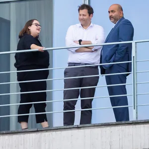 Ricarda Lang (l.) und Omid Nouripour (r.), Bundesvorsitzende der Grünen, sprechen am Rande des Koalitionsausschusses mit ihrem SPD-Amtskollegen Lars Klingbeil.