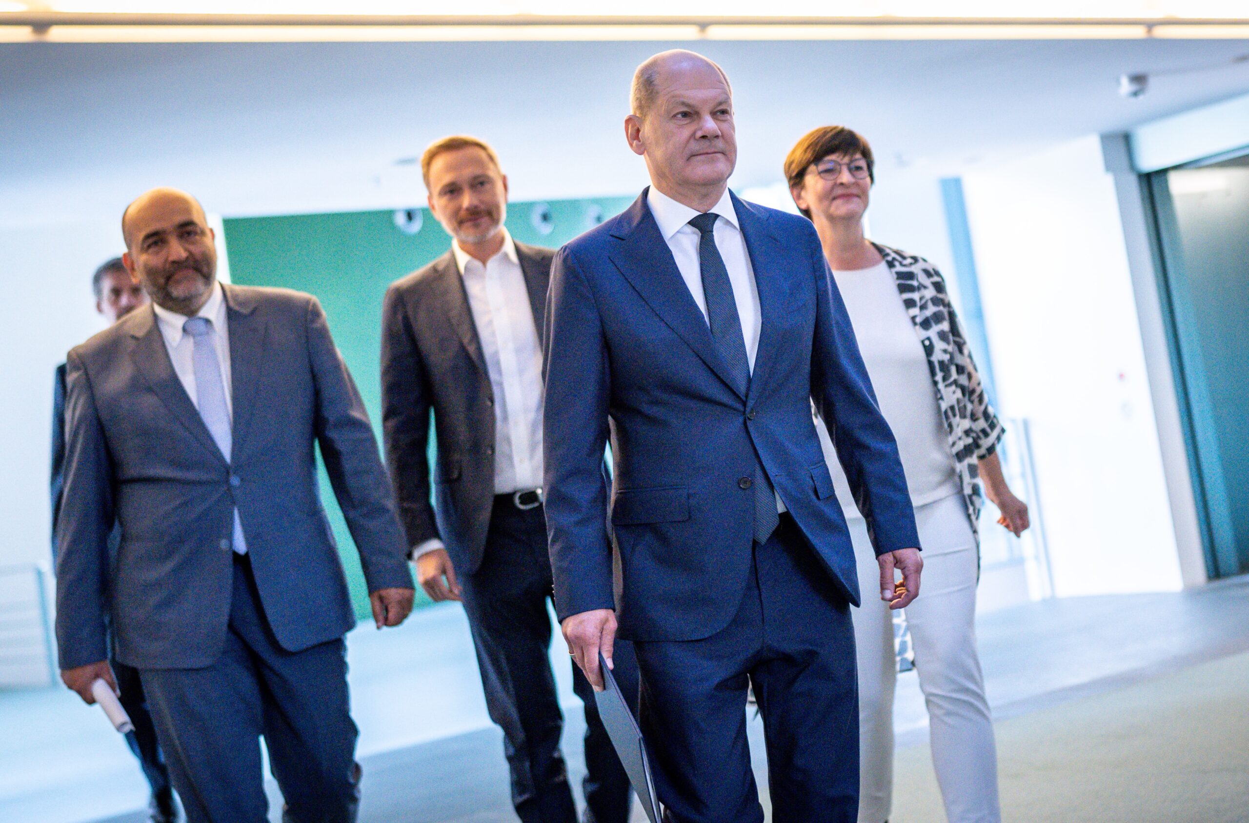 Bundeskanzler Olaf Scholz (SPD, 2.v.r.), kommt neben Omid Nouripour (l.), Bundesvorsitzender der Grünen, Saskia Esken (r.), Bundesvorsitzende der SPD, sowie Finanzminister Christian Lindner (FDP) zur Pressekonferenz nach den Beratungen im Koalitionsausschuss.
