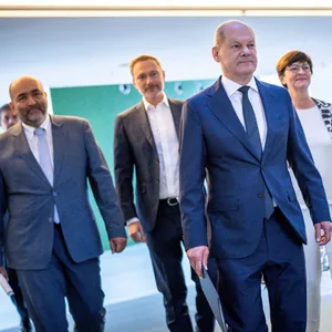 Bundeskanzler Olaf Scholz (SPD, 2.v.r.), kommt neben Omid Nouripour (l.), Bundesvorsitzender der Grünen, Saskia Esken (r.), Bundesvorsitzende der SPD, sowie Finanzminister Christian Lindner (FDP) zur Pressekonferenz nach den Beratungen im Koalitionsausschuss.