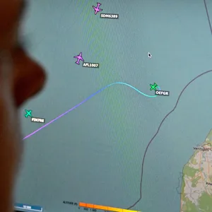 Eine Person betrachtet die letzte bekannte Position der Cessna mit der Kennung OE-FGR.