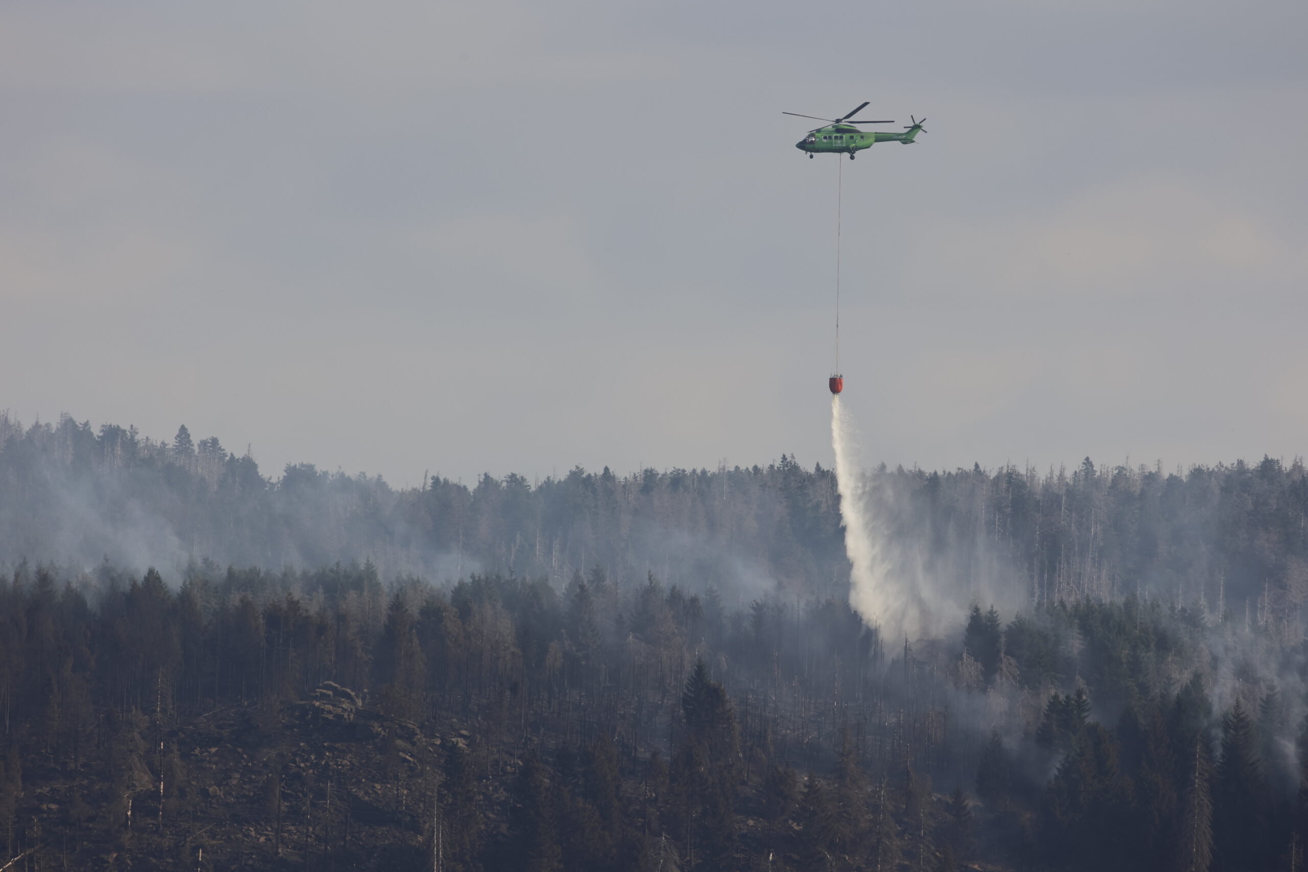 Am frühen Morgen beginnen die Löscharbeiten am Brocken aus der Luft. Am Brocken brennen derzeit große Waldflächen.