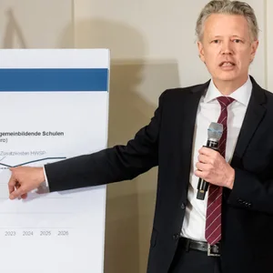 Philipp Häfner, Direktor des Hamburger Rechnungshofs, spricht auf einer Pressekonferenz zur „Haushaltslage 2022“.