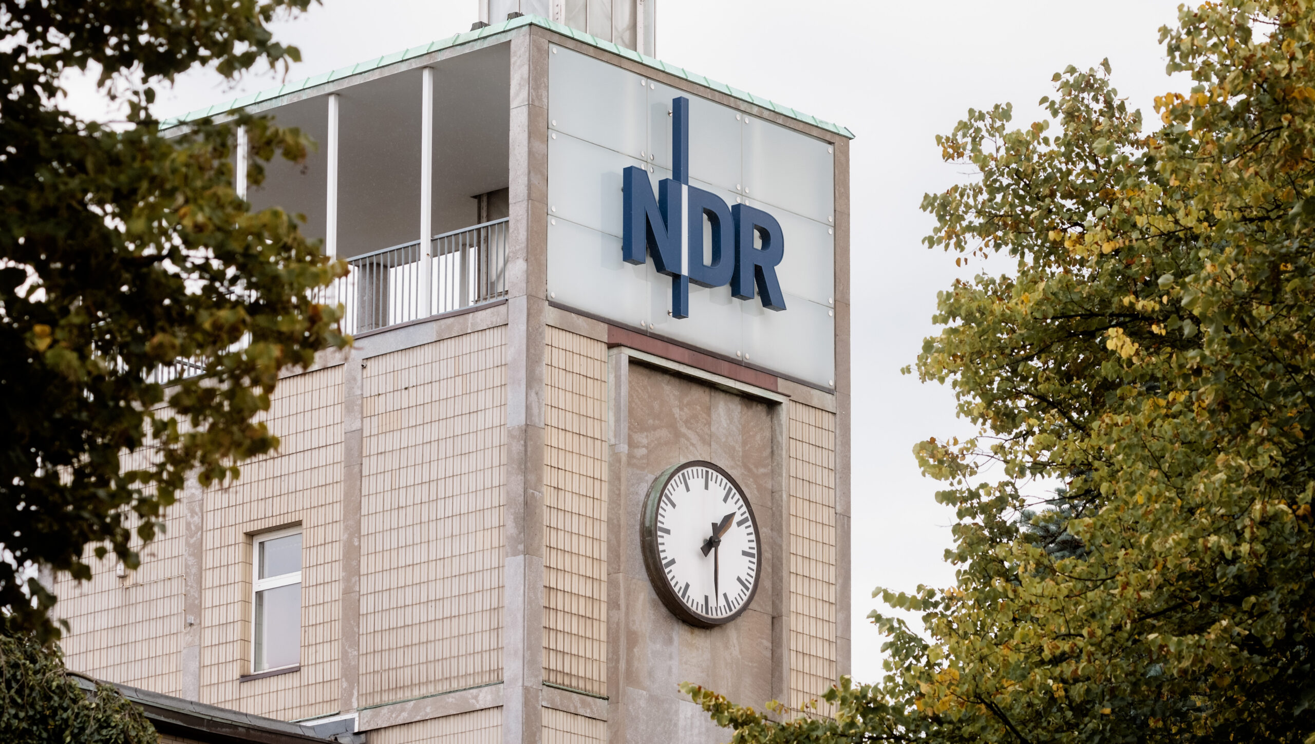 Der Schriftzug NDR steht an einem Turm des NDR an der Rothenbaumchaussee