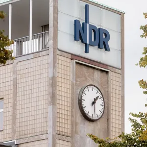 Der Schriftzug NDR steht an einem Turm des NDR an der Rothenbaumchaussee