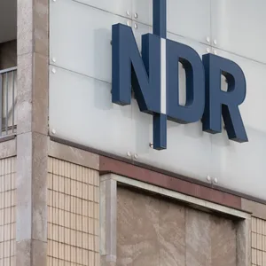 Mitarbeiter des NDR haben der Hamburger Landesfunkhaus-Direktorin Sabine Rossbach das Misstrauen ausgesprochen.