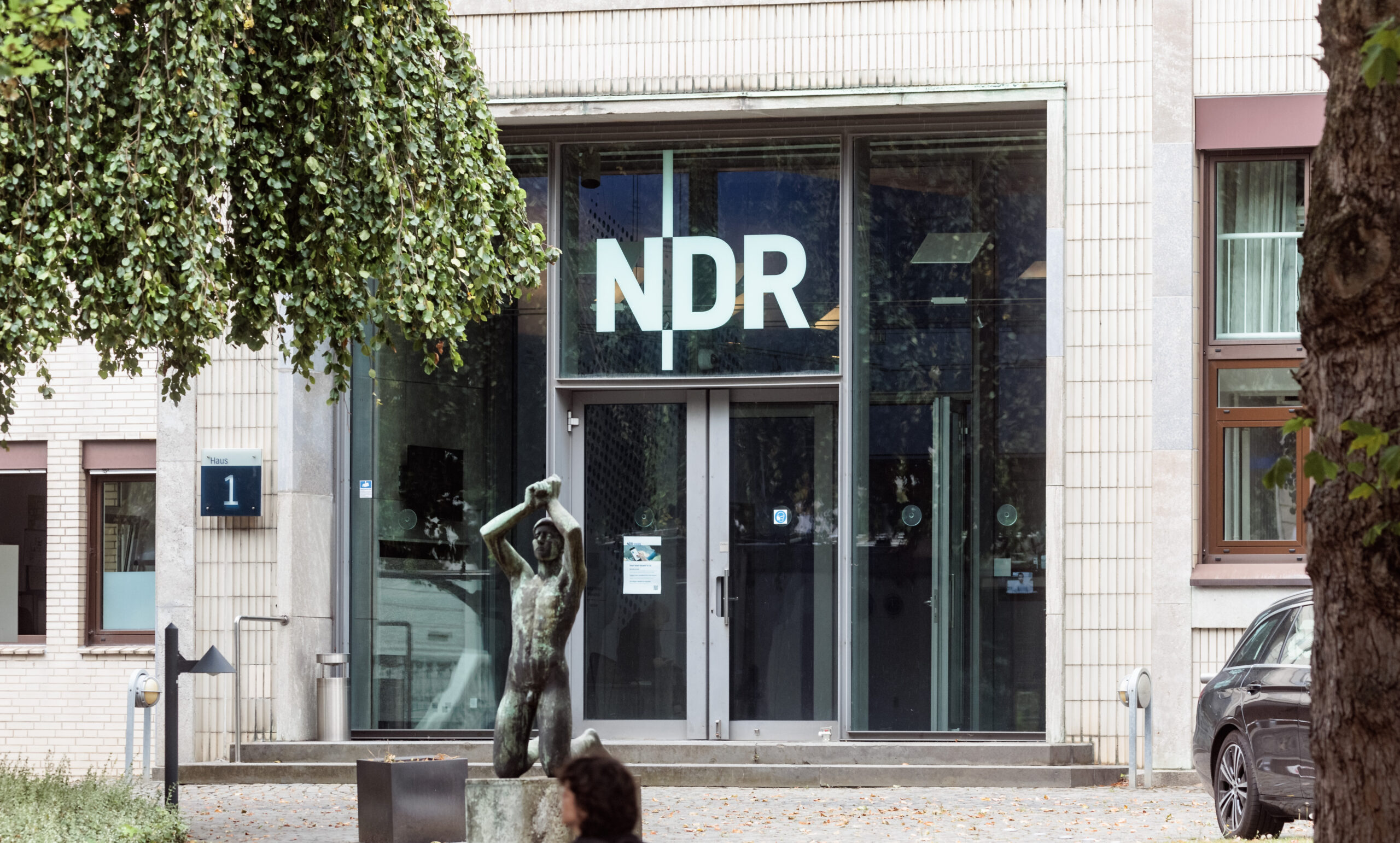 NDR-Gebäude an der Rothenbaumchaussee. Der Sender hat mit schweren Vorwürfen gegen seine Hamburger Chefin zu kämpfen.