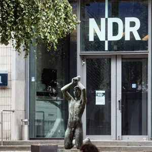 NDR-Gebäude an der Rothenbaumchaussee. Der Sender hat mit schweren Vorwürfen gegen seine Hamburger Chefin zu kämpfen.