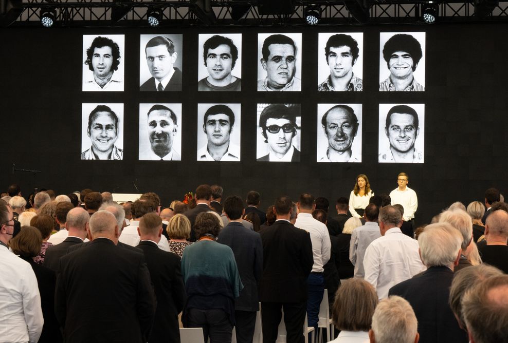 Fotos der Opfer des Anschlags auf israelische Sportler bei den Olympischen Spielen 1972 in München sind während der Gedenkveranstaltung auf dem Fliegerhorst zum 50. Jahrestag des Anschlags zu sehen.