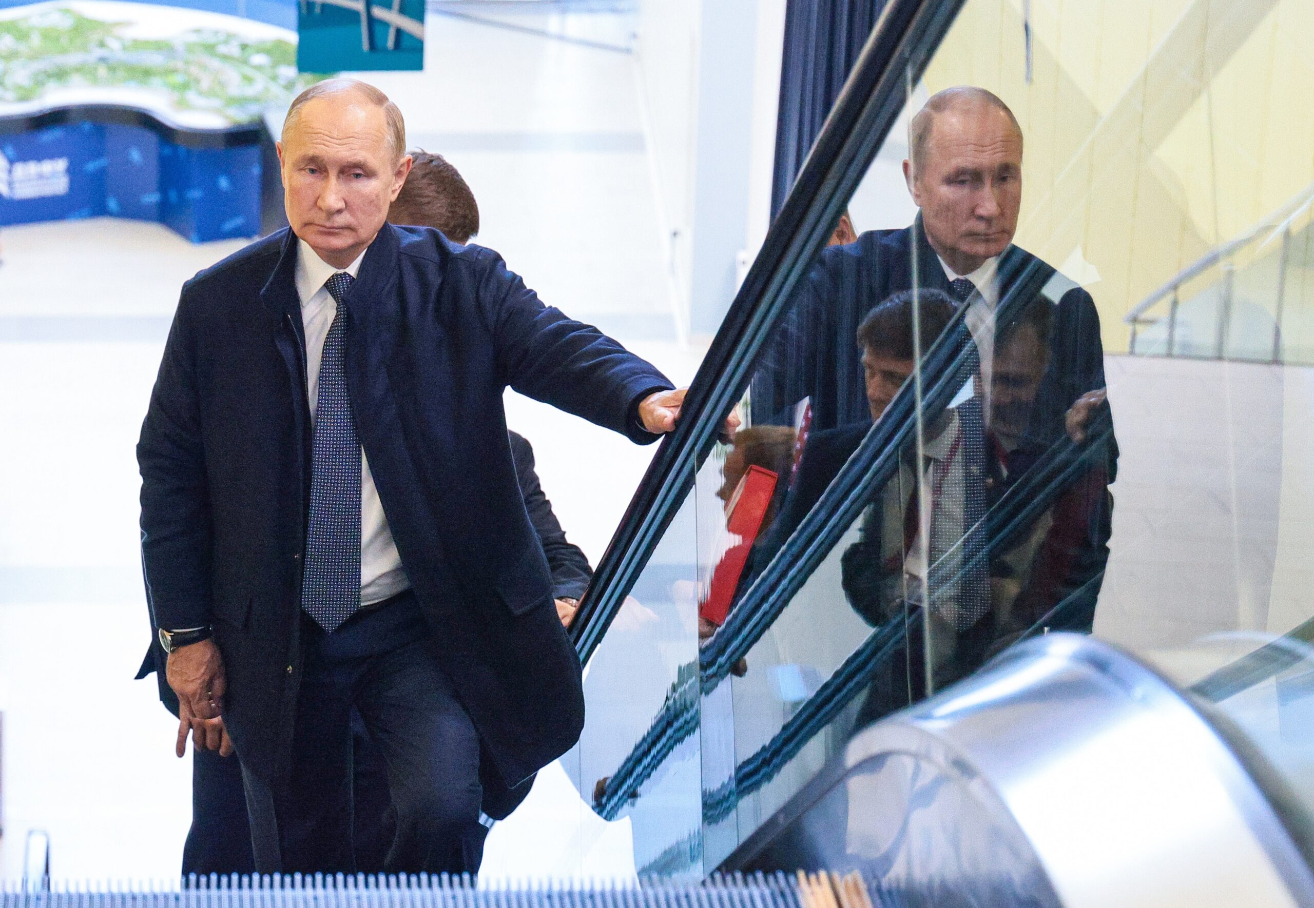 Der russische Präsident Wladimir Putin fährt die Rolltreppe hinauf
