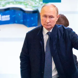 Der russische Präsident Wladimir Putin fährt die Rolltreppe hinauf