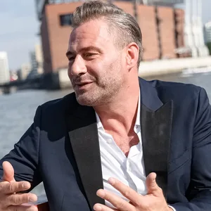 Der Sänger und Entertainer Sasha (50) möchte zusammen mit seiner Familie die Welt bereisen.